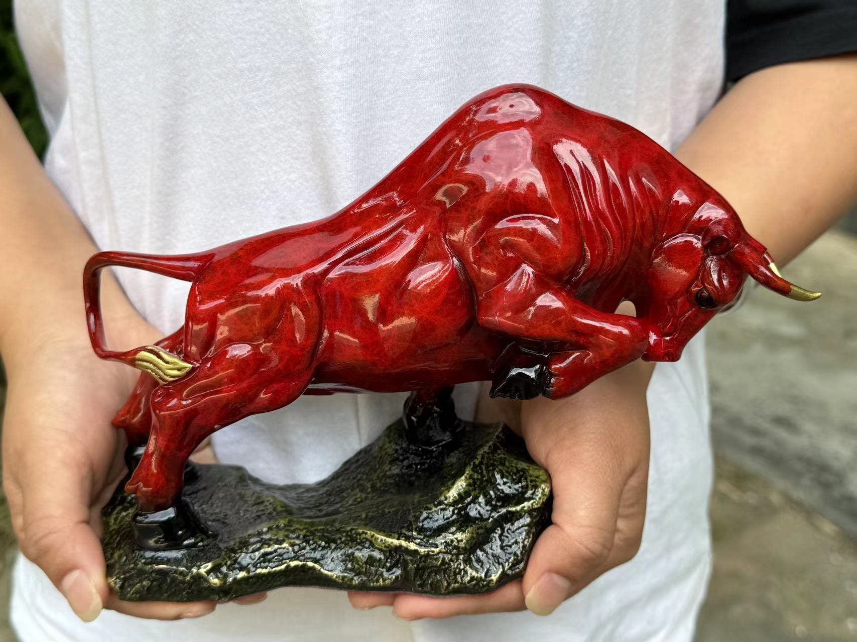 レトロな銅製ウォールストリートの雄牛の像の彫刻、銅製の牛の置物