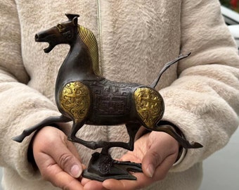 チベット寺院の戦争馬像、古い青銅製の十二支の馬の走る馬の動物の成功