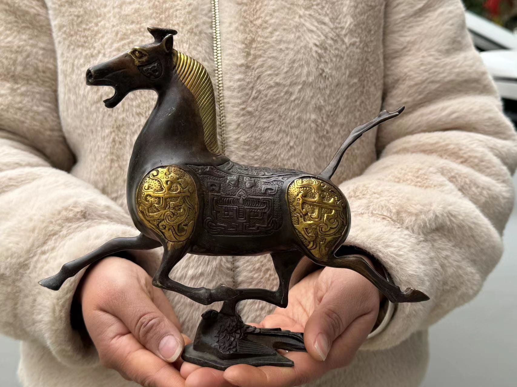 チベット寺院の戦争馬像、古い青銅製の十二支の馬の走る馬の動物の成功