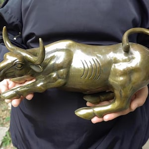 Wall Street Bronze Bull Statue Wall Street Charging Bull Sculpture Home Decor,Majestic Desk Furnishings Decor Gift Bull/Cow/Ox Figure. D0415