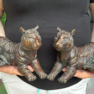 Paar Messing Wildkatze Statue Sibirischer Tiger Design Handgefertigte Figur Prunkstück Dekor Liegerad Große Katze Retro Good Luck Housewarming Geschenk Ornament