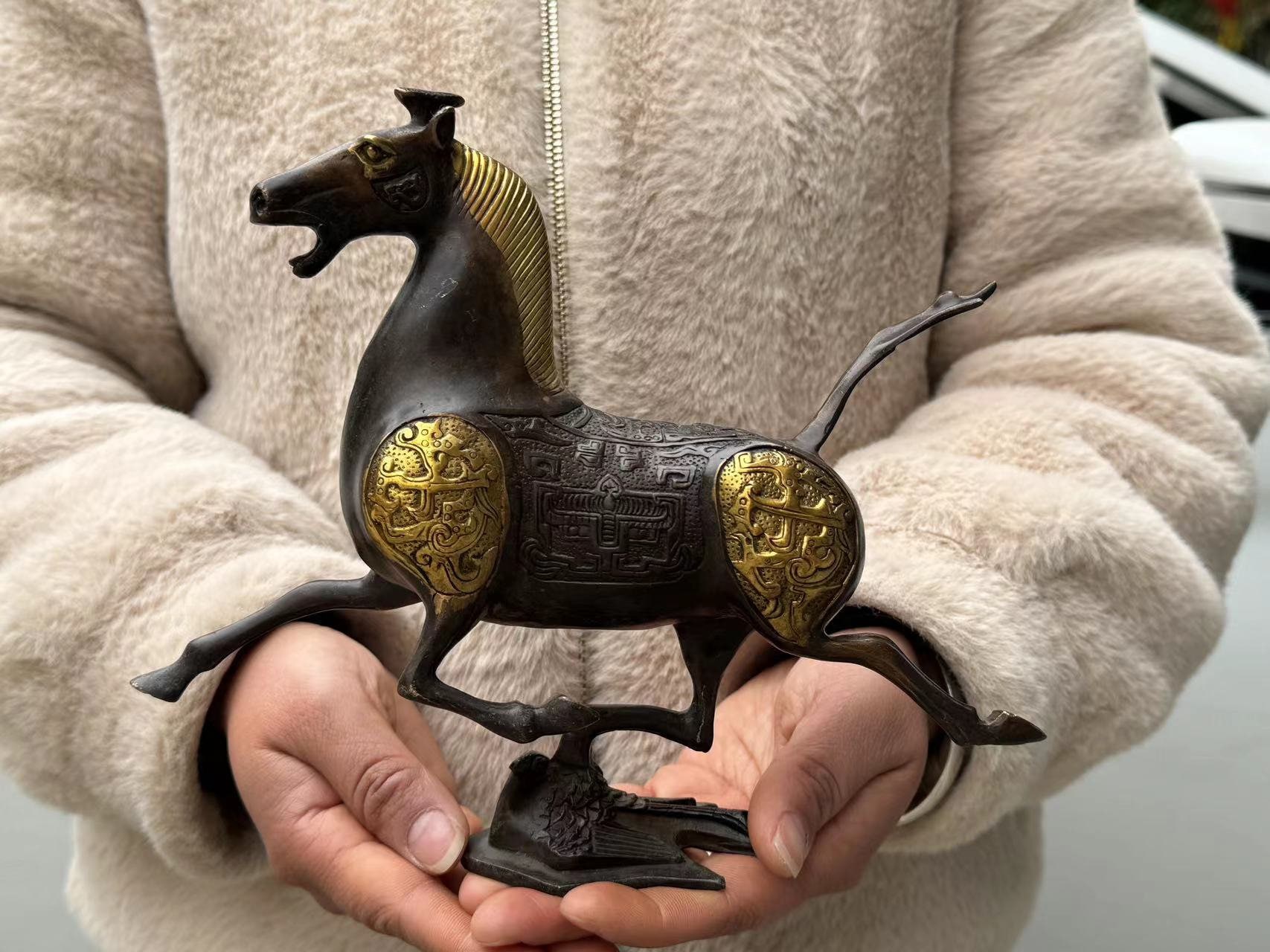 馬の頭部彫刻 花形装飾品 旧陸軍　馬術徽章 チベット寺院の戦争馬像、古い青銅製の十二支の馬の走る馬の動物の成功