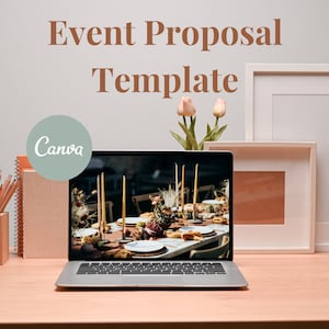 Pode incluir: Um computador portátil que exibe uma maquete de um modelo de proposta de evento na tela. O laptop está em uma mesa de madeira com uma variedade de materiais de escritório, incluindo lápis, uma figura de madeira e uma moldura.