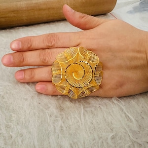 繊細な金色の花のチュールリング、金メッキ925スターリングシルバーのトルコジュエリー、フリルの花のモチーフのレースリング