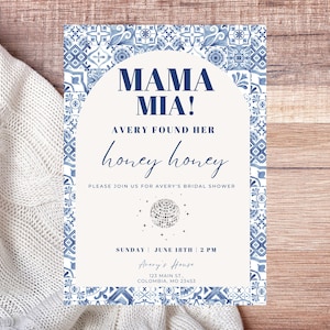 Może przedstawiać: Zaproszenie na baby shower z niebiesko-białym wzorem płytek. Tekst "MAMA MIA!" znajduje się na górze, a następnie "AVERY FOUND HER honey honey". Zaproszenie zawiera datę, godzinę i miejsce wydarzenia.