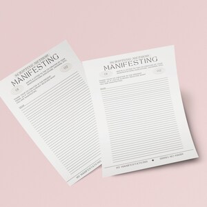 Puede incluir: Dos hojas de papel blancas con el texto "Scripting Method Manifesting" y espacios con líneas para escribir. Las hojas tienen el texto "Dear" y "My Manifestations" impresos. El fondo es de color rosa claro liso.
