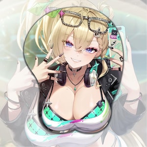 Puede incluir: Alfombrilla de ratón personalizada con un personaje de anime sonriente con cabello rubio, gafas y auriculares. El personaje lleva una chaqueta negra y una parte superior turquesa y blanca. La alfombrilla tiene un reposamuñecas.