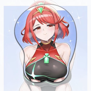 Puede incluir: Alfombrilla de ratón personalizada con una ilustración de estilo anime. El diseño presenta un personaje con cabello rojo, un atuendo rojo y negro, y una diadema dorada y verde. El fondo es azul claro con estrellas. Forma ergonómica.