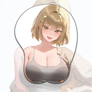 Może przedstawiać: Niestandardowa podkładka pod mysz z ilustracją w stylu anime uśmiechniętej kobiety z blond włosami i brązowymi oczami. Nosi szarą koszulkę na ramiączkach i jasny kardigan. Podkładka ma podpórkę pod nadgarstek.