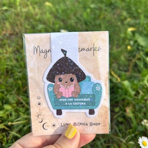 Marcapáginas magnético de la colección Acornelia. Acornelia vuelve a la lectura. Regalo lector de punto de libro de estilo kawaii y cute.
