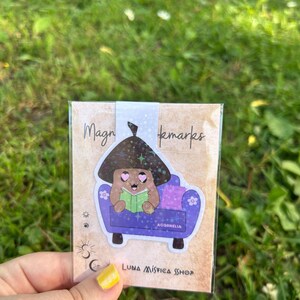 Marcapáginas magnético de la colección de Acornelia. Bellota sobre sofá leyendo. Separador de libro magnético kawaii y cute.
