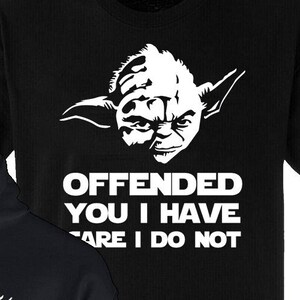 Op de afbeelding: Zwart T-shirt en hoodie met een witte afbeelding van Yoda uit Star Wars. De tekst op de afbeelding luidt "Offended you I have, care I do not."