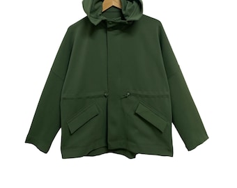 Könnte beinhalten: Eine dunkelgrüne Kapuzenjacke mit Reißverschluss und zwei Taschen auf der Vorderseite.