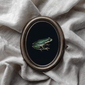 Może przedstawiać: Rustykalny drewniany szyld z napisem "Welcome to our home" w stylu ręcznym. Prostokątny szyld ma postarzaną powierzchnię i prosty, zachęcający design.