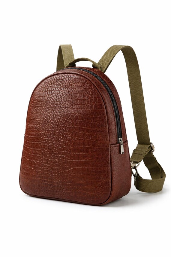 Handmade Crocodile-embossed Leather Backpack – Luxury Brown  display picture 1