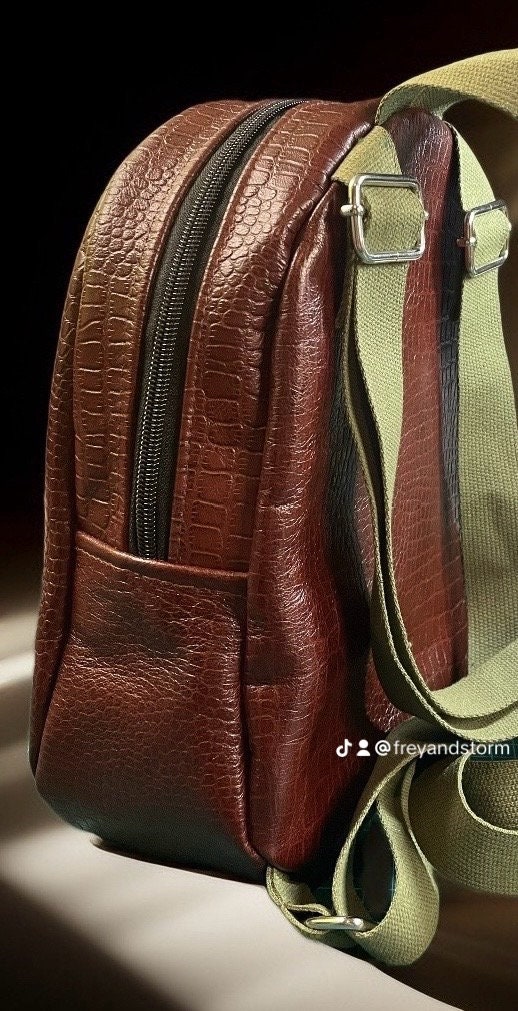 Handmade Crocodile-embossed Leather Backpack – Luxury Brown  display picture 2