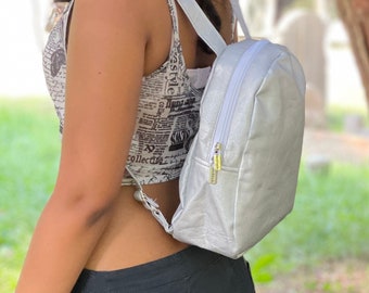 バックパックデイバッグ。小型バックパック。ギフトバッグ。アップサイクルバッグ。子供用バックパック。女性用バッグ