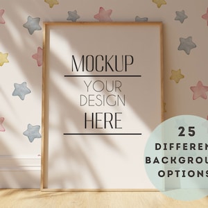 Puede incluir: Una maqueta de un póster enmarcado con el texto "MOCKUP YOUR DESIGN HERE" sobre un fondo blanco. El póster está colgado en una pared con un patrón de estrellas rosa claro, azul y amarillo. El texto "25 DIFFERENT BACKGROUND OPTIONS" está en un círculo en la esquina inferior derecha de la imagen.