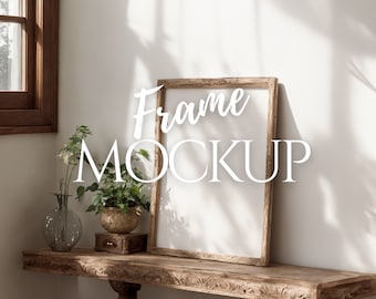 Könnte beinhalten: Ein Holzrahmen-Mockup mit weißem Hintergrund, das auf einem rustikalen Holzregal mit einer Vase und einer Topfpflanze steht. Der Text "Frame Mockup" ist in Weiß auf dem Bild geschrieben.