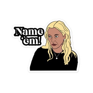 Puede incluir: Una pegatina con una ilustración de dibujos animados de una mujer con cabello rubio y una camisa negra. El texto "Name 'em!" está en una fuente retro sobre su cabeza.