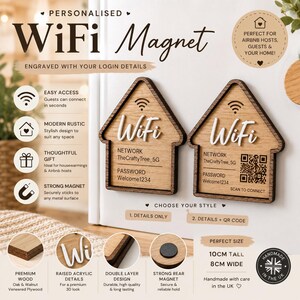 Puede incluir: Dos imanes WiFi de madera con forma de casa que miden 10 cm de alto y 8 cm de ancho. Cada uno presenta un icono WiFi, la palabra "Wifi" en letras blancas en relieve y texto grabado para red y contraseña. Uno incluye un código QR.