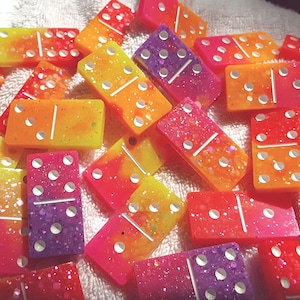 Set di domino Double Six, 28 pezzi unici di domino in resina epossidica con glitter color arcobaleno al neon, regalo perfetto per una serata di gioco per lei