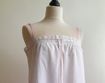 Chemise édouardienne. Lingerie. Robe à enfiler. Robe nuisette en coton délicat blanc. Ruban rose poudré.