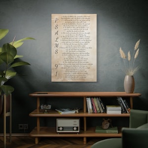 Pode incluir: Uma impressão de estilo vintage do Salmo 91, uma passagem da Bíblia, com as palavras "PSALMS 91" escritas verticalmente no lado esquerdo. O texto está impresso em um fundo bege com um aspecto desgastado e envelhecido.