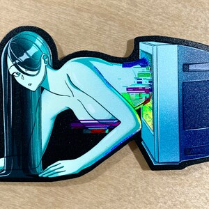 K&ouml;nnte beinhalten: Ein digitaler Kunstdruck einer Frau mit langen schwarzen Haaren, die aus einem alten Fernsehbildschirm herauskommt. Der K&ouml;rper der Frau ist teilweise pixelig und glitcht, was eine surreale und futuristische &Auml;sthetik erzeugt.