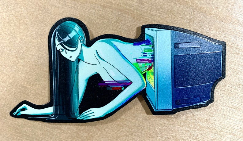 K&ouml;nnte beinhalten: Ein digitaler Kunstdruck einer Frau mit langen schwarzen Haaren, die aus einem alten Fernsehbildschirm herauskommt. Der K&ouml;rper der Frau ist teilweise pixelig und glitcht, was eine surreale und futuristische &Auml;sthetik erzeugt.