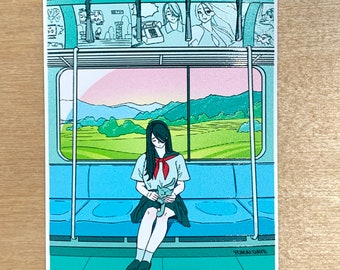 Könnte beinhalten: Illustration einer Person in Schuluniform, die in einem Zug sitzt und ein kleines Tier hält. Das Zugfenster zeigt eine Landschaft mit grünen Feldern und Bergen. Das Bild hat ein türkis-grünes Farbschema mit dem Text "YOKAI DAYS" unten.