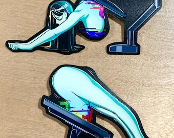 Könnte beinhalten: Zwei holografische Aufkleber mit einer Frau, die ihren Körper um einen Computermonitorständer verbiegt. Die Frau ist in einem blau-grünen Farbschema mit glitzerndem Finish dargestellt. Der Monitorständer ist schwarz mit einem silbernen Sockel und dem aufgedruckten Text "YOKAI" auf dem Sockel.