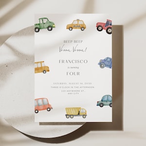 Puede incluir: Una invitación de cumpleaños beige con ilustraciones de acuarela de coches y camiones. El texto dice "BEEP BEEP Vroom Vroom! FRANCISCO cumple cuatro años." La invitación incluye la fecha, la hora y el lugar.