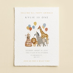 Op de afbeelding: Een witte uitnodigingskaart met aquarel illustraties van jungledieren, ballonnen en een taart. Tekst bevat "Calling All Party Animals", "Kylie is One" en evenementdetails. De uitnodiging is voor een eerste verjaardag.