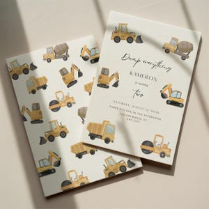 Puede incluir: Dos invitaciones de cumpleaños con temática de construcción. Una invitación presenta el texto "Dump everything, Kameron is turning two" y detalles del evento. La otra invitación tiene un patrón de vehículos de construcción amarillos.