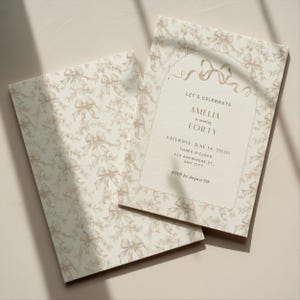 Puede incluir: Dos invitaciones de cumpleaños beige con un patrón de lazo y floral. Una invitación muestra el texto "LET'S CELEBRATE AMELIA is turning FORTY" con la fecha, hora e información de RSVP. La otra muestra el patrón.