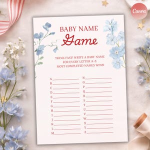 Puede incluir: Una tarjeta de juego para baby shower con las palabras "BABY NAME Game" en escritura roja. La tarjeta tiene un fondo rosa claro con detalles florales azules. Las instrucciones del juego están impresas debajo del título, con el alfabeto para sugerencias de nombres.