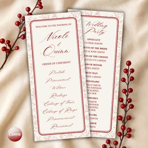 Puede incluir: Dos programas de ceremonia de boda con texto burdeos y detalles florales. Los programas enumeran el cortejo nupcial y el orden de la ceremonia, incluyendo los nombres de los novios, Nicole y Quinn. Bayas rojas decoran el fondo.