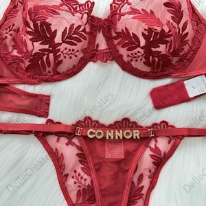Conjunto de lencería con bordado de malla de flores y tanga con nombre personalizado, tanga personalizada con letra, conjunto de tanga con nombre personalizado, dije de nombre desmontable