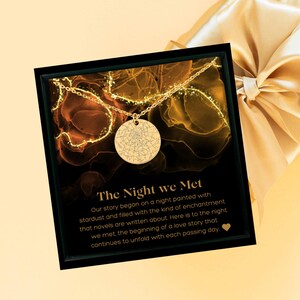 The Night We Met sterrenkaartketting, gepersonaliseerde sterrenkaartketting, gegraveerde ketting, munthanger, CustomMessage Card-sieraden