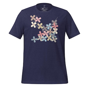 Puede incluir: Una camiseta azul marino con un diseño de flores de color pastel en la parte delantera.