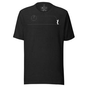Op de afbeelding: Donkergrijs t-shirt met een minimalistisch ontwerp van een persoon die vist met een klok als aas. Het ontwerp bevat een witte lijn die de vislijn voorstelt en een silhouet van een persoon. Het t-shirt heeft een ronde hals en korte mouwen.