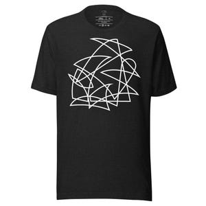 Op de afbeelding: Zwart t-shirt met een wit abstract ontwerp. De afbeelding bestaat uit onderling verbonden, hoekige lijnen die een dynamisch patroon vormen. Het shirt heeft een ronde hals en korte mouwen, geschikt voor vrijetijdskleding.
