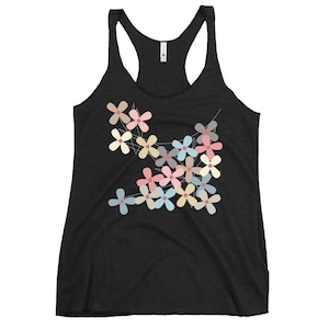 Könnte beinhalten: Ein schwarzes Tanktop mit einem farbenfrohen Blumendesign. Die Blumen sind in den Farben Rosa, Blau, Gelb und Grün gehalten.