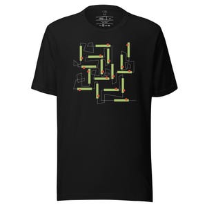 Puede incluir: Camiseta negra con un diseño gráfico blanco de un laberinto con líneas verdes y puntos rojos.