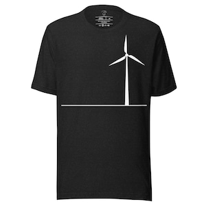 Puede incluir: Camiseta gris oscuro con un gráfico blanco de un aerogenerador. El diseño incluye una línea horizontal y las aspas de la turbina. La camiseta tiene cuello redondo y mangas cortas. El tema es el medio ambiente y la energía sostenible.