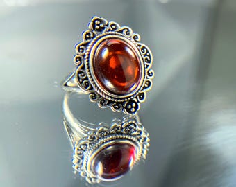 Einzigartiger natürlicher Myanmar Blutbernstein Ring, verstellbarer Ring, ethnischer handgemachter Ring, einzigartiger Ring im Vintage-Stil, versilberter Schmuck