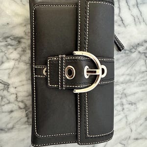 Coach Soho Carteira de couro preta com fivela prateada - Costura branca
