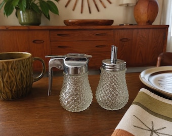 Juego de jarra de sirope y dispensador de azúcar de vidrio prensado vintage / Mesa de desayuno de mediados de siglo / Decoración de cocina rústica / Cristalería retro estilo restaurante