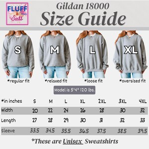 Puede incluir: Una gu&iacute;a de tallas Gildan 18000 para sudaderas unisex con cuatro im&aacute;genes de una persona usando tallas S, M, L y XL. La tabla enumera las medidas de ancho, largo y manga en pulgadas de S a 4XL. El texto incluye: Model is 5'4" 120 lbs.